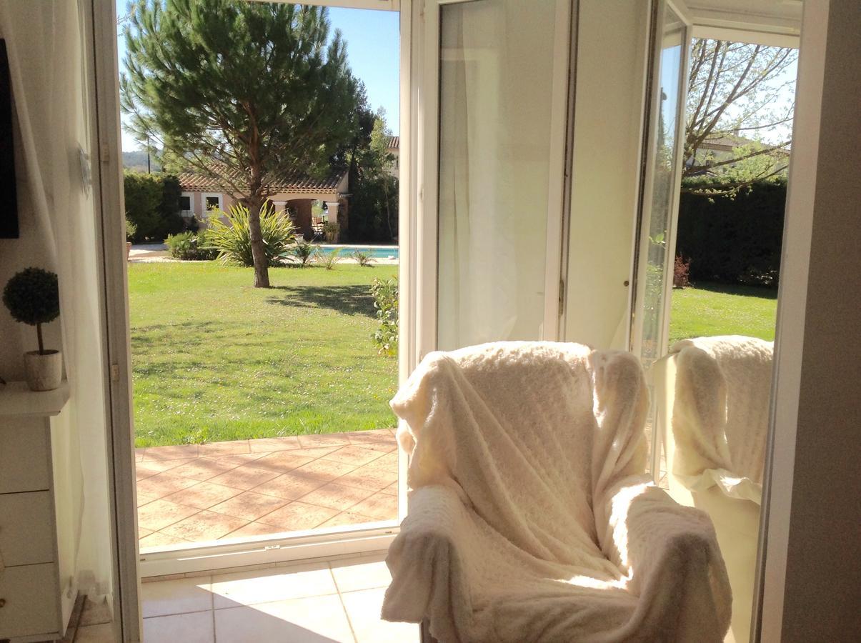 B&B Les Muscades Saint-Etienne-du-Gres Екстер'єр фото