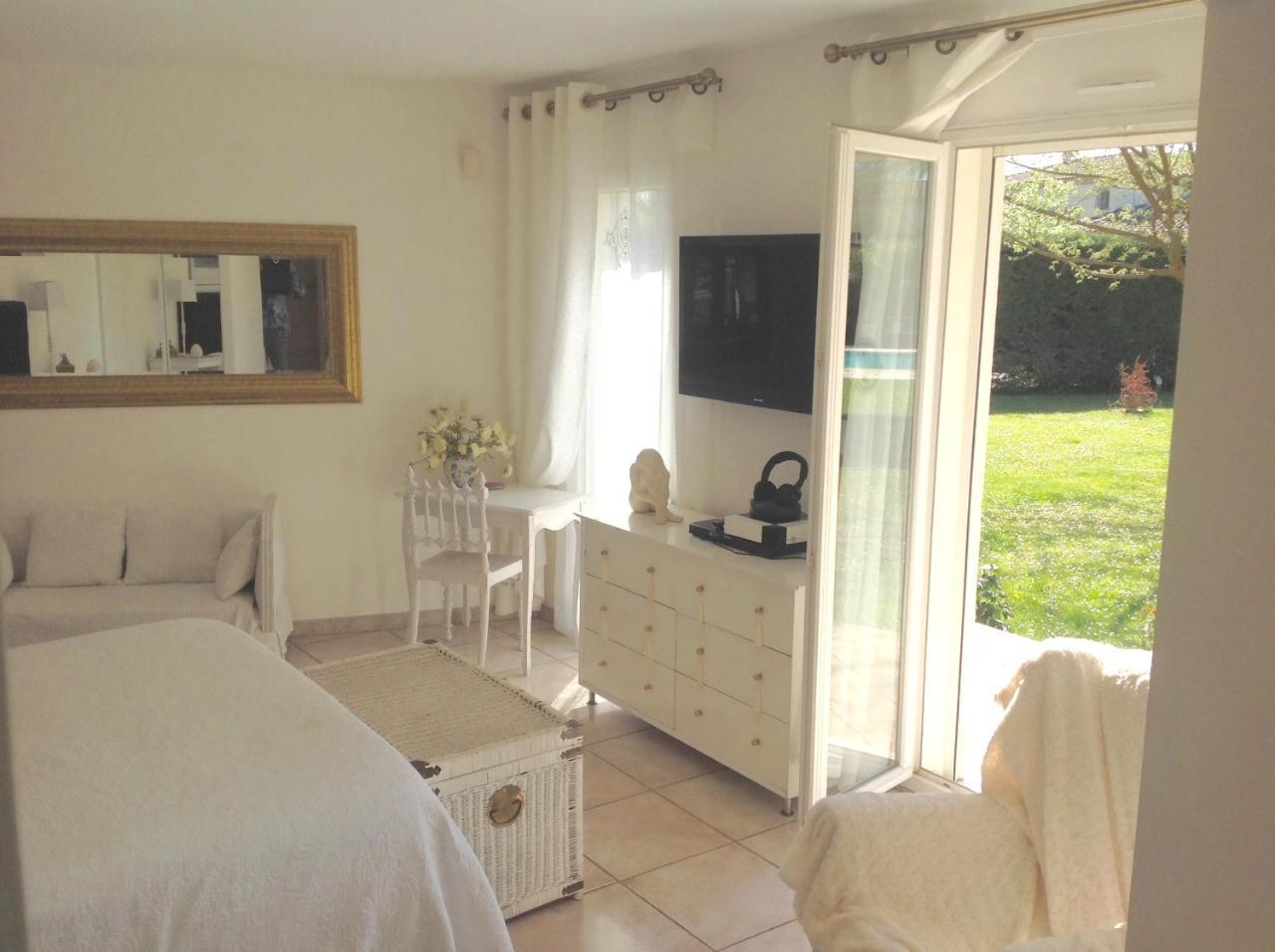 B&B Les Muscades Saint-Etienne-du-Gres Екстер'єр фото